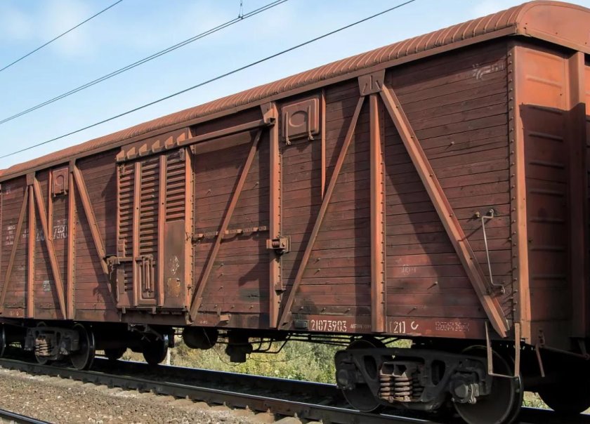 Крытый вагон 11-066