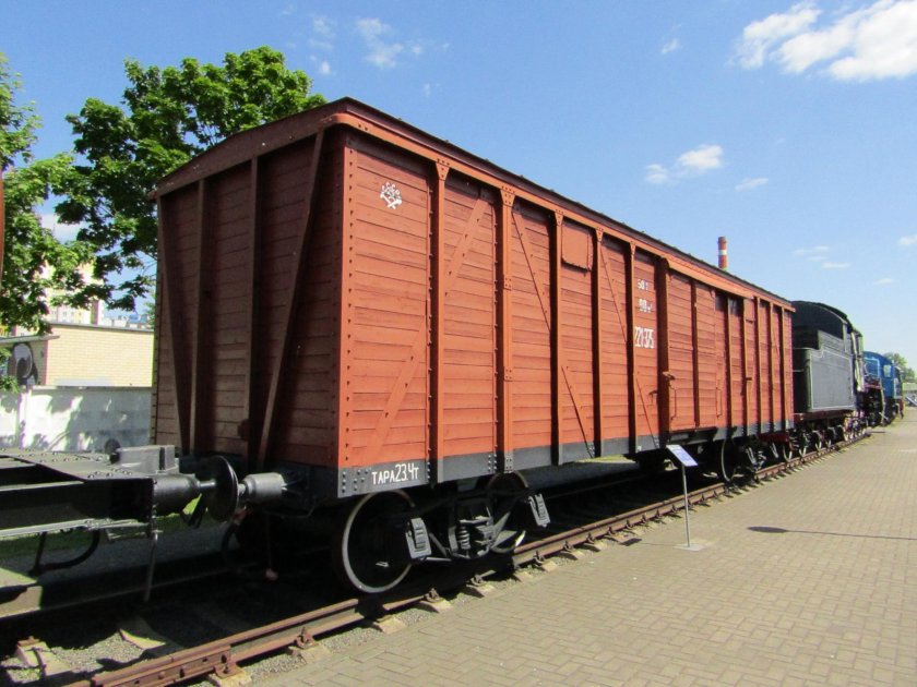 Четырехосный крытый вагон