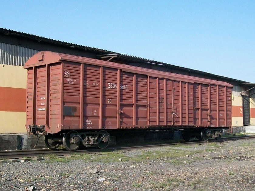 Крытый узкоколейный грузовой вагон