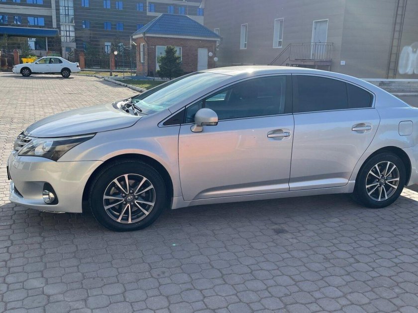 Авенсис 2013 года