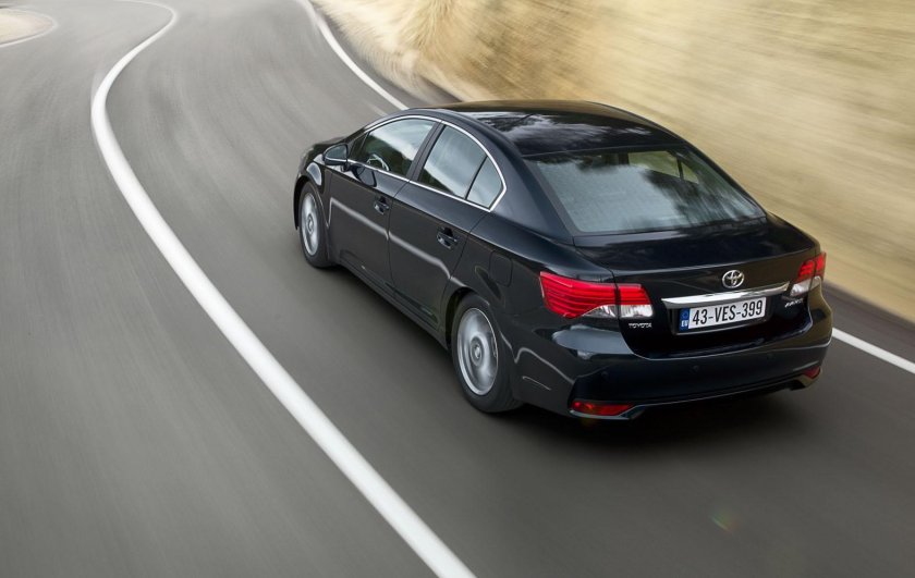 Toyota Avensis 2011 седан