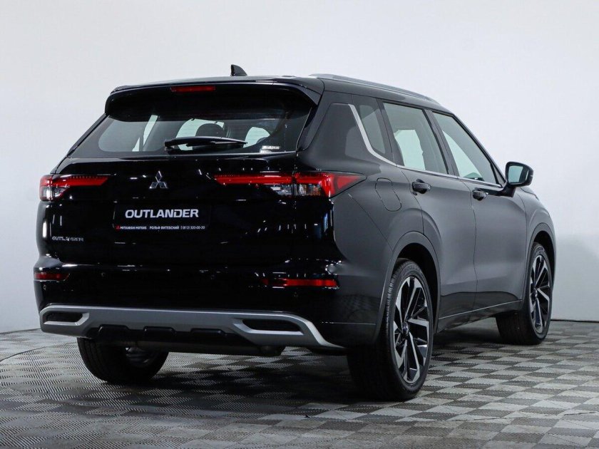 Mitsubishi Outlander 4