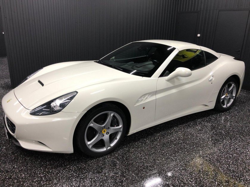 Ferrari California белая