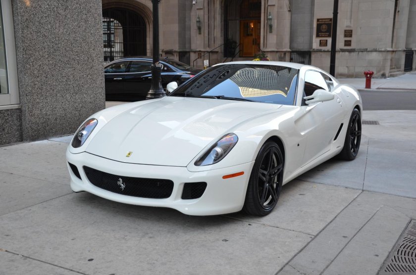Белая Ferrari 599