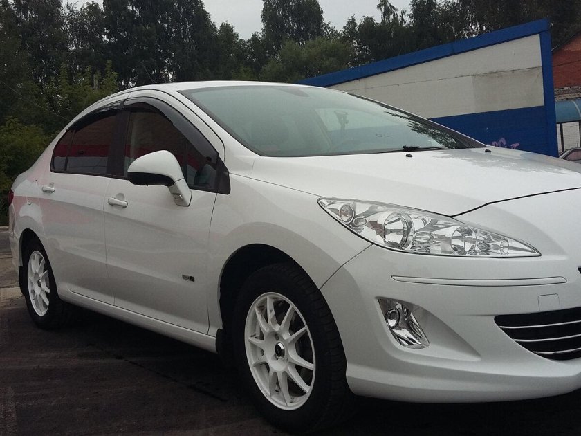 Пежо 408 белый