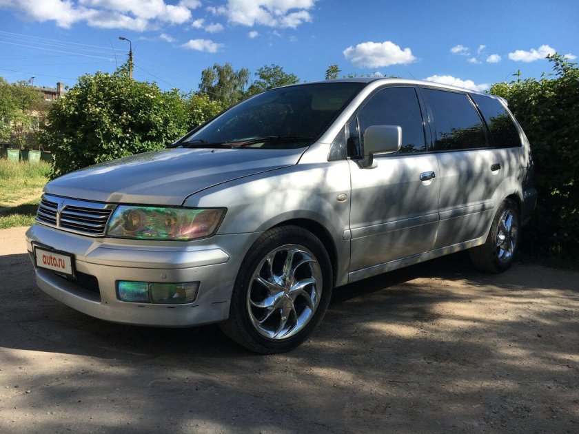 Mitsubishi Chariot 2001