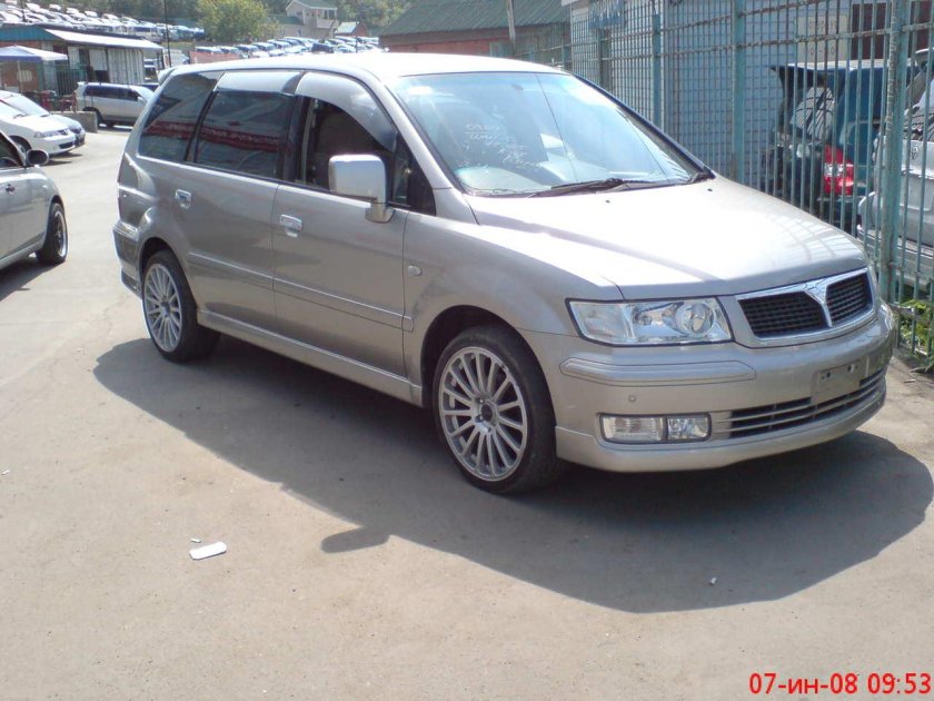 Mitsubishi Chariot 2001