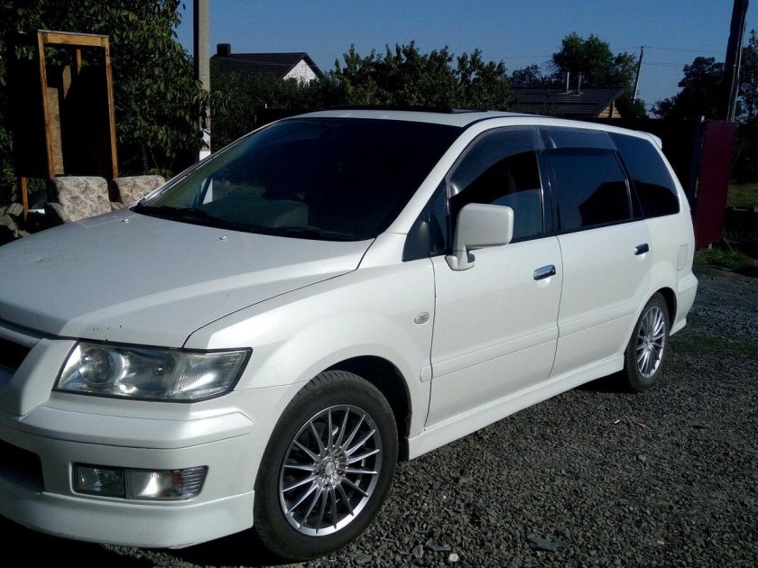 Мицубиси Chariot Grandis
