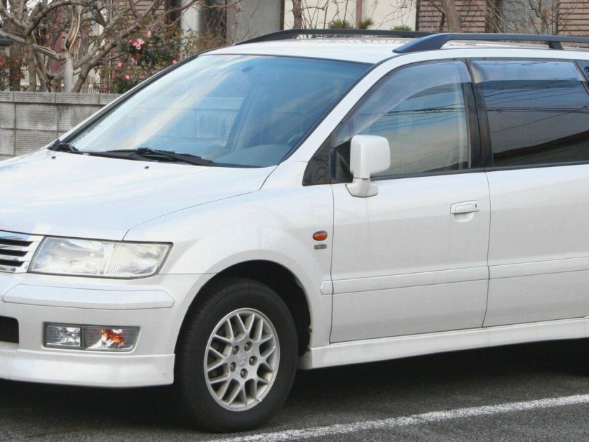 Мицубиси Chariot Grandis 2002
