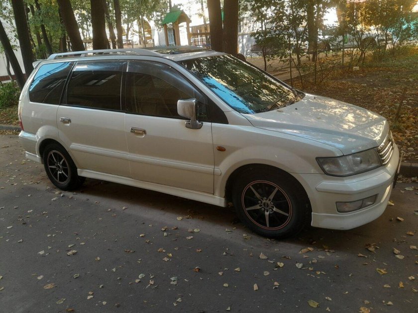 Мицубиси шариот грандис