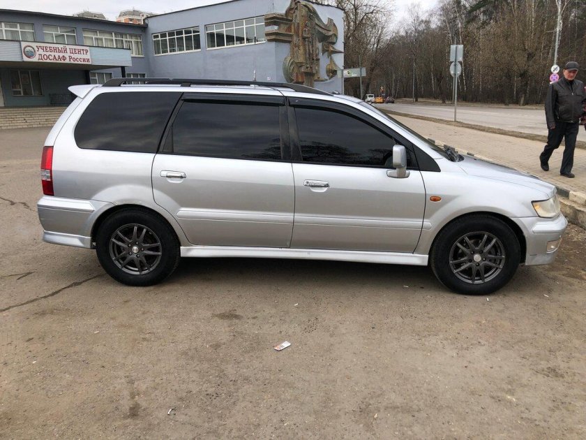 Мицубиси шариот грандис 2001