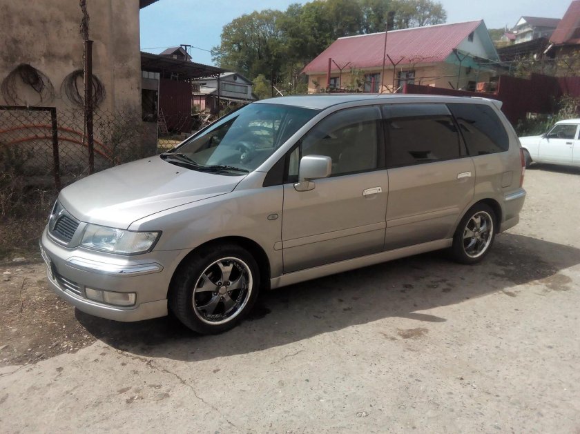 Митсубиси Шариот r17