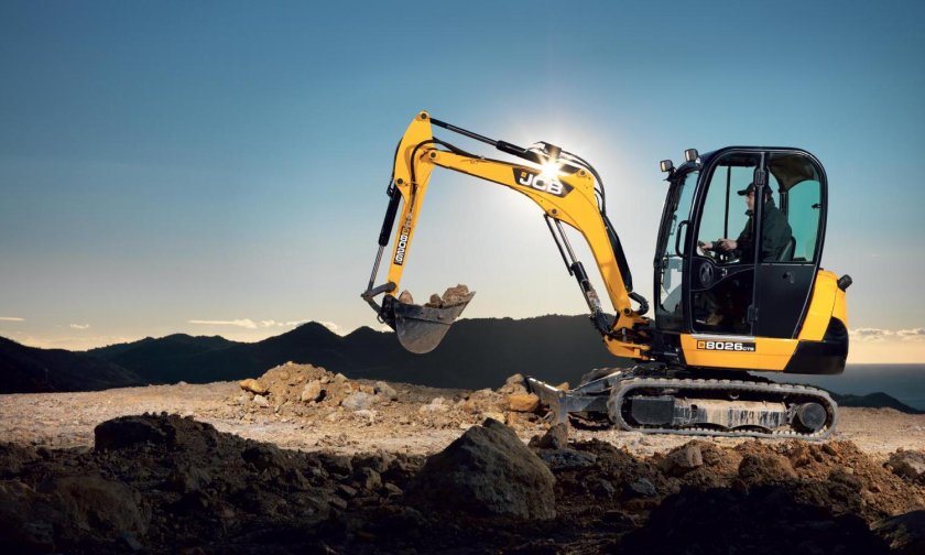 Экскаватор копает