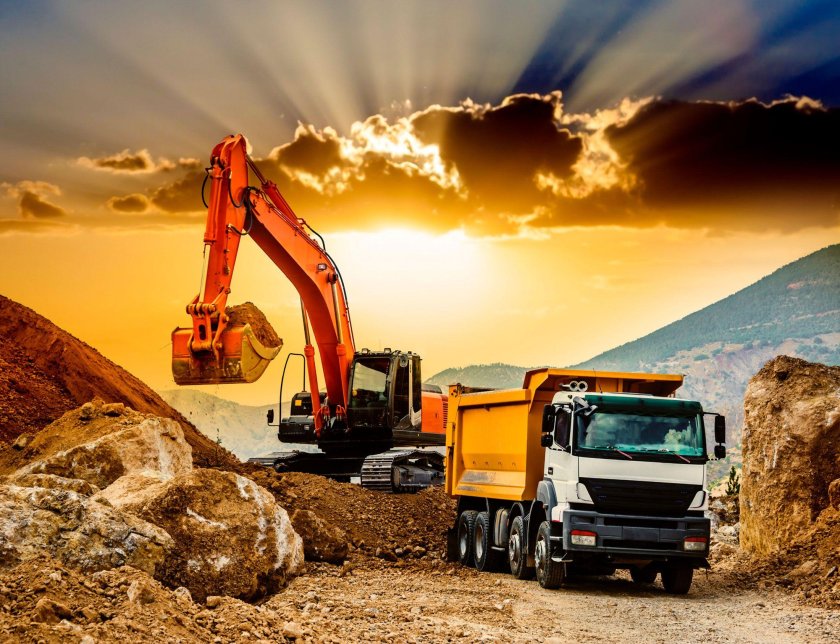 Самосвал в карьере