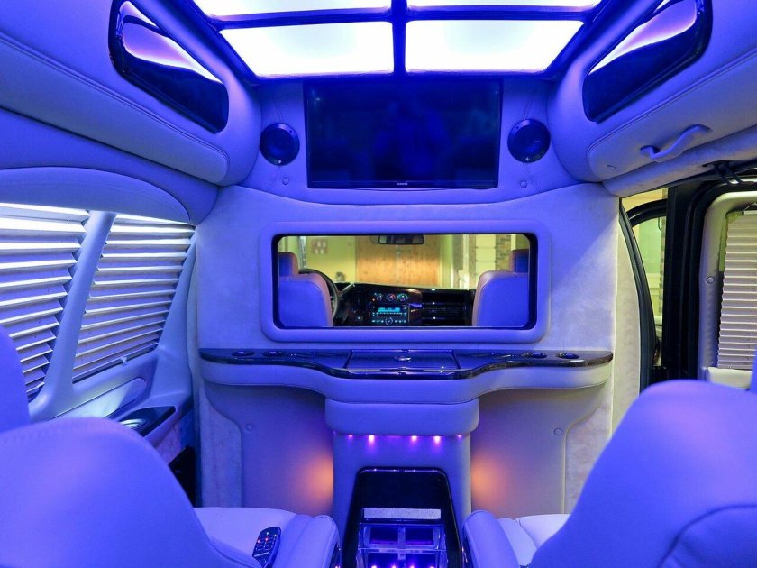 Машины внутри студии