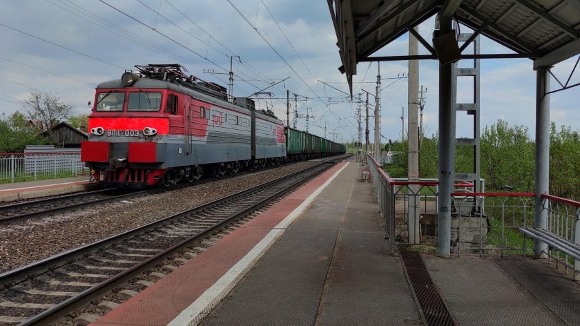 Поезд с вагонами на станции