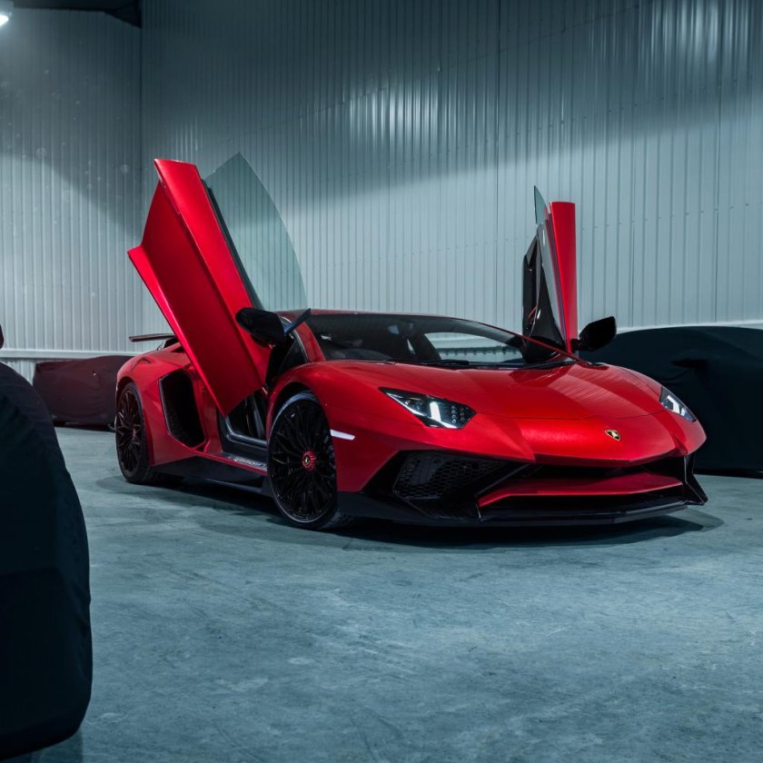 Авентадор Ламборджини красный