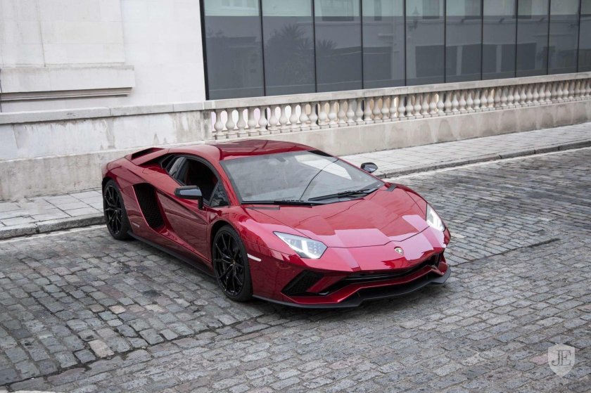 Ламборгини авентадор красная