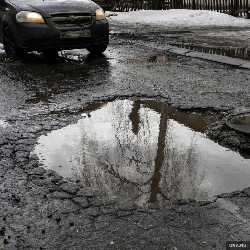 Яма на дороге