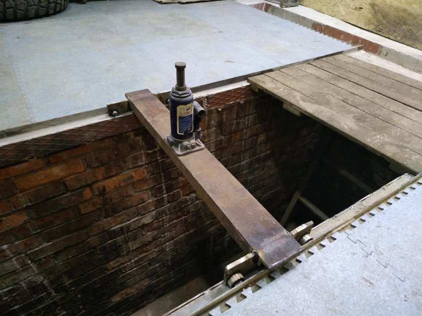 Траверса для смотровой канавы из ступицы 2109