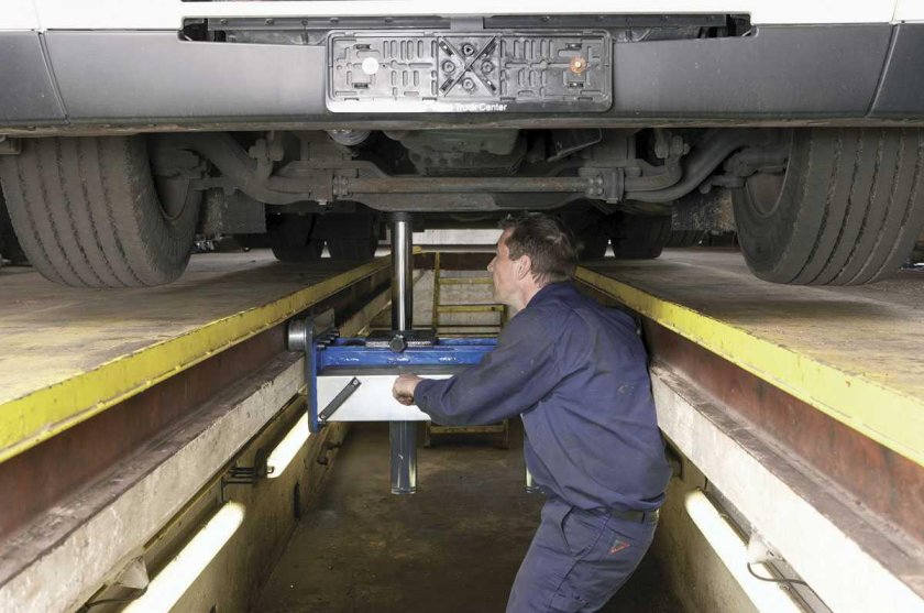 КАМАЗ 43118 на смотровой яме