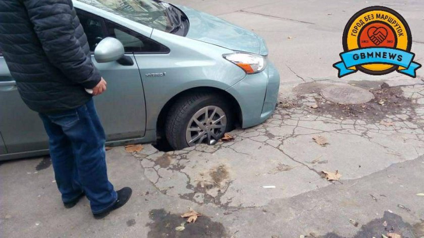 Машина попала в яму на дороге