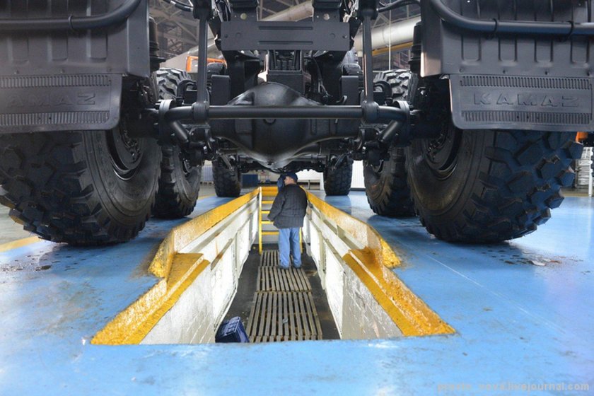 КАМАЗ 43118 на смотровой яме