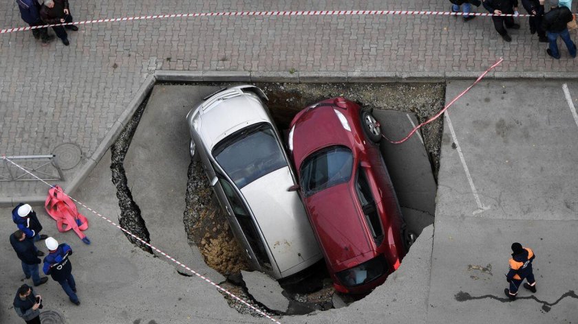 Машина провалилась в яму