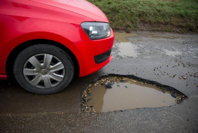 Яма на дороге