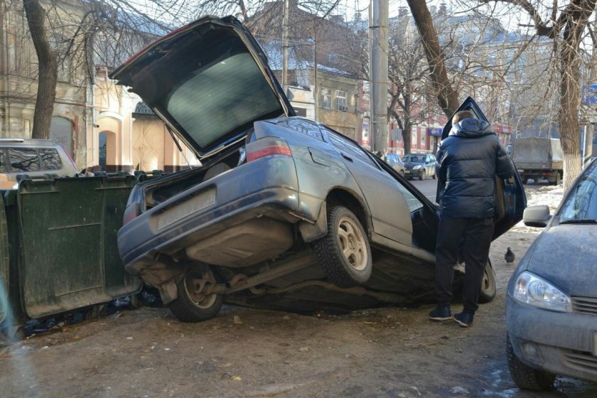 Машина провалилась колесом в яму