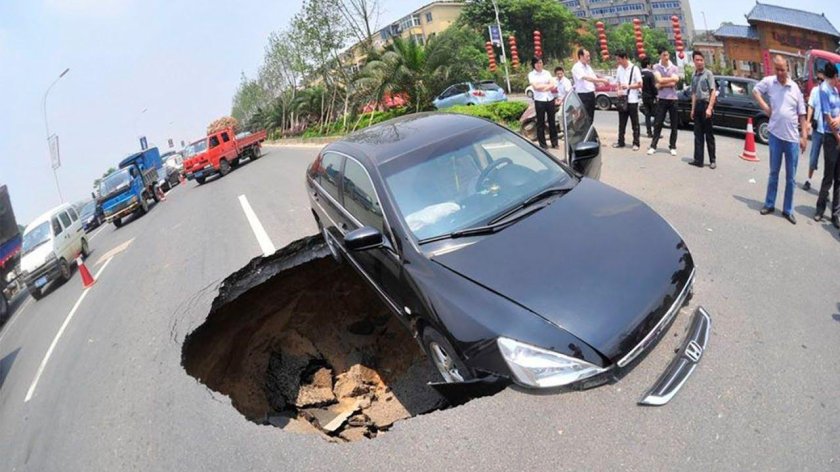 Яма на дороге машина провалилась