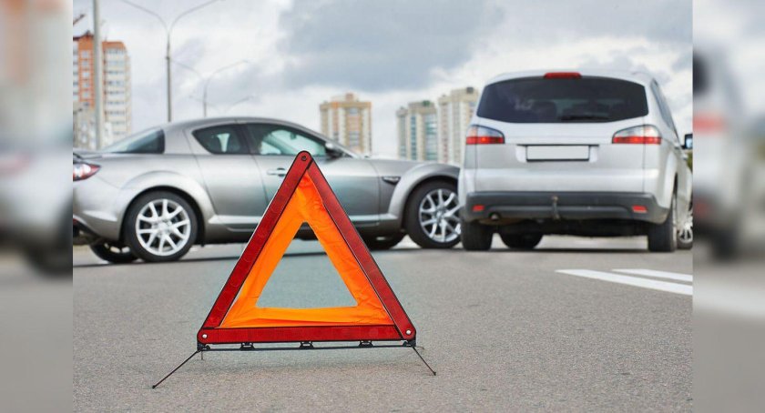 Аварийный знак на дороге