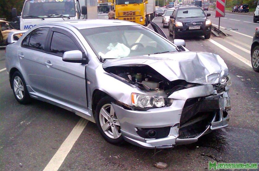 Разбитый Митсубиси Лансер 10