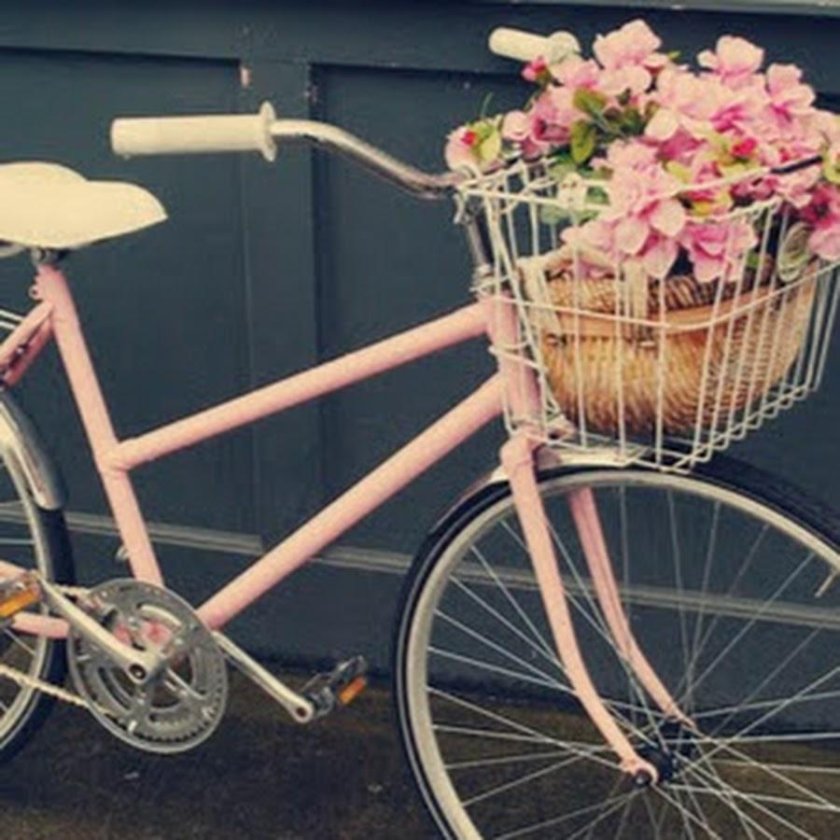 Винтажный велосипед с корзиной