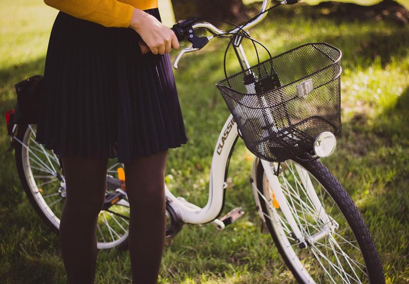 Девушка на велосипеде с корзинкой