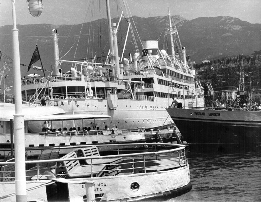 Теплоход Крым Черноморского пароходства