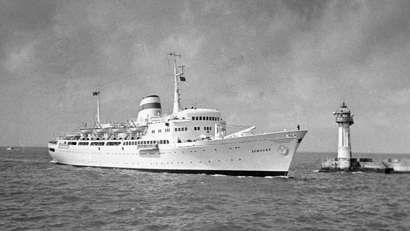 Пассажирский теплоход Армения