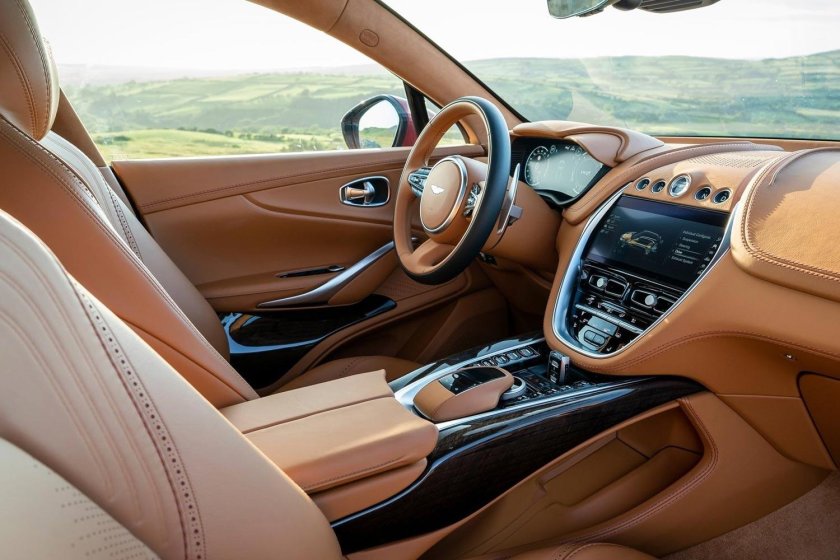 Астон Мартин кроссовер салон