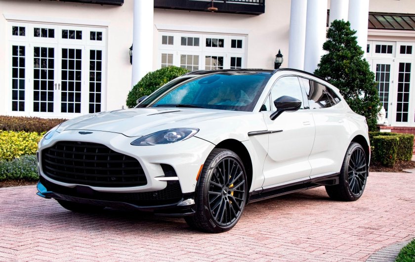 Астон Мартин кроссовер 2023