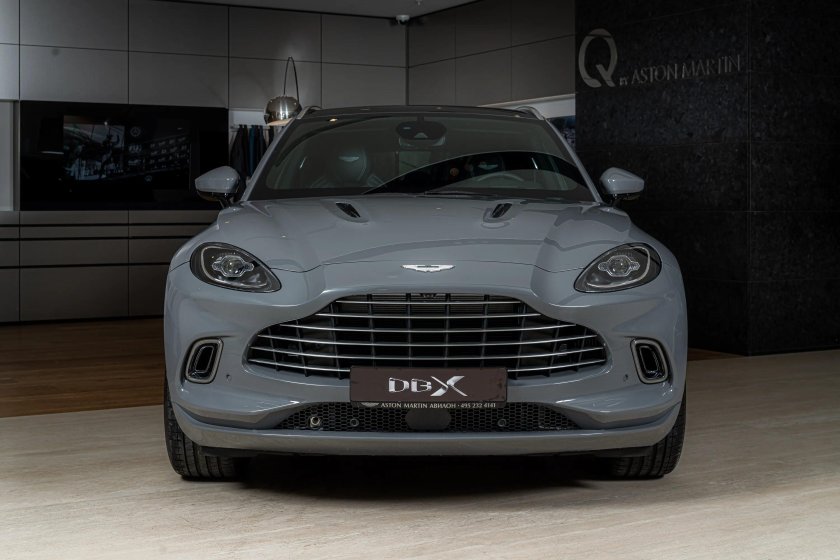 Астон Мартин DBX