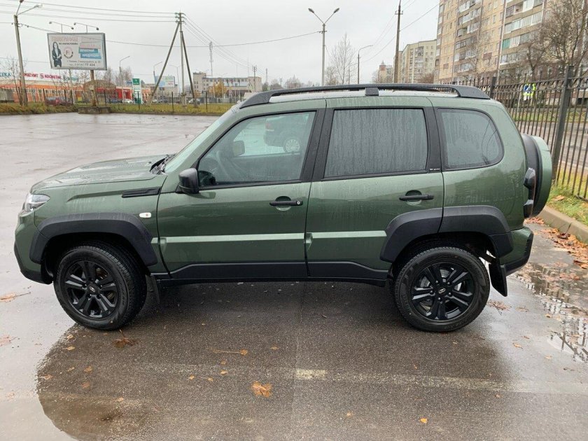 Нива Тревел темно зеленого цвета