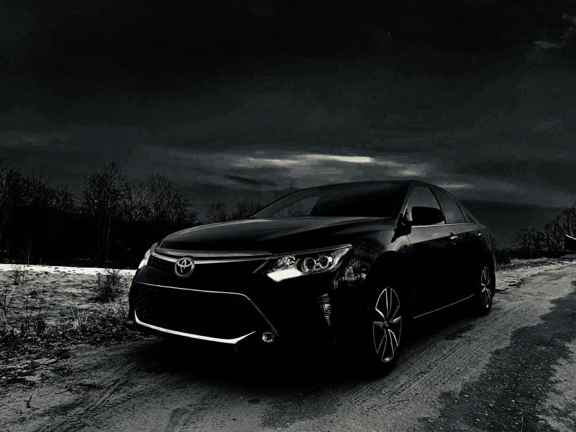 Камри 55 на черном фоне