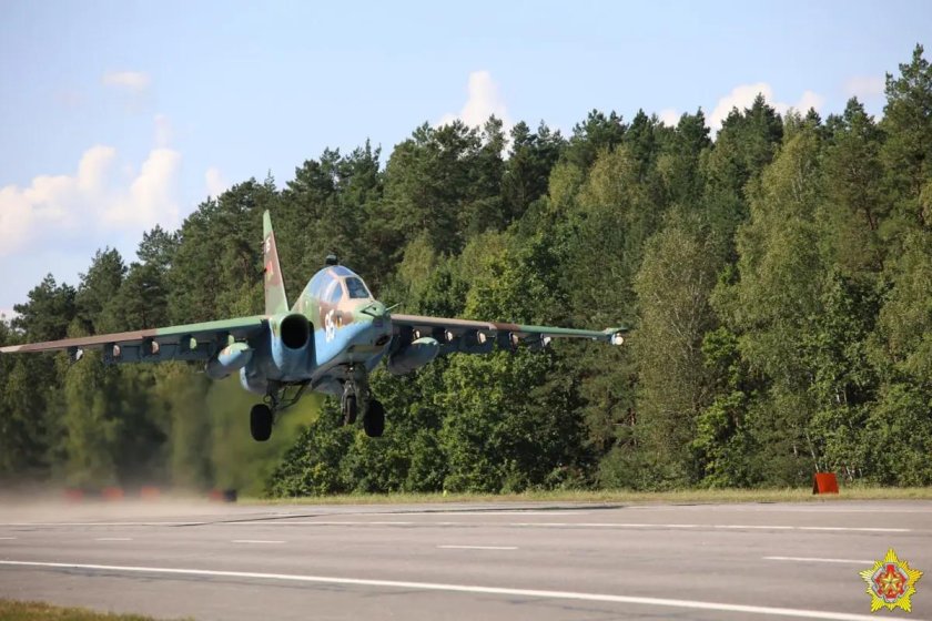 Аэродромный участок дороги фото