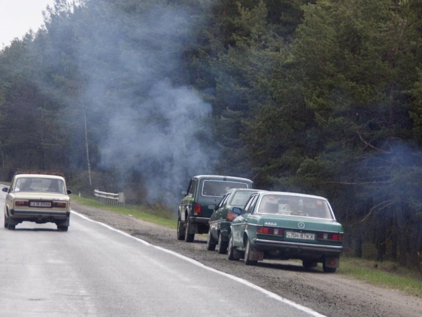 Автомобиль на обочине