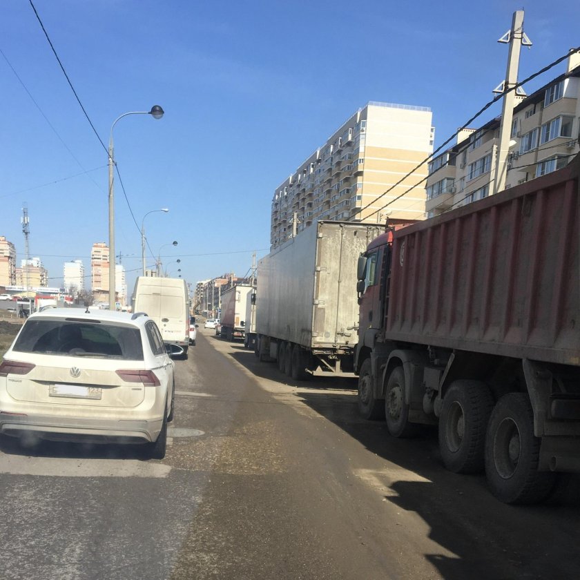 Фура на обочине