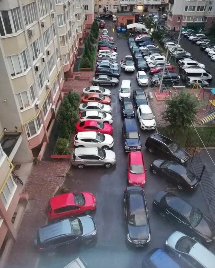 Машина во дворе