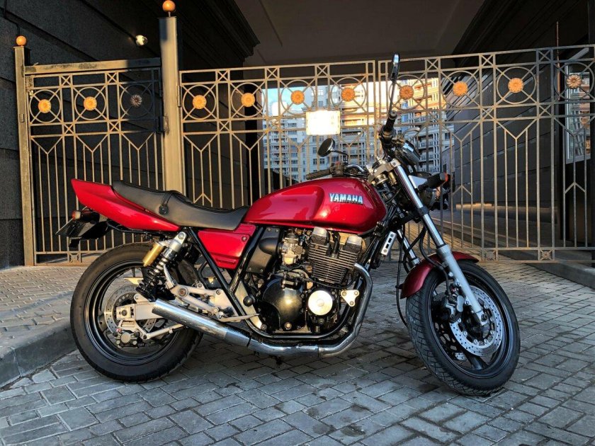 Yamaha XJR 400