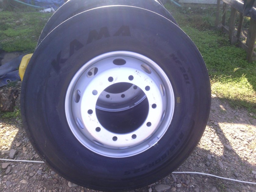 Резина безкамерка на КАМАЗ 295/80/22.5