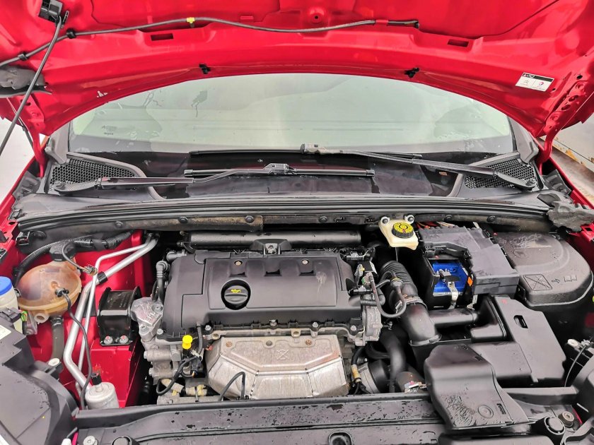 Моторный отсек Ситроен с4 2008