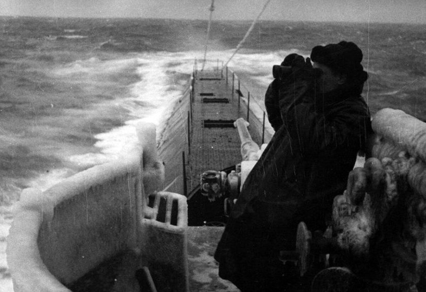 Капитан на мостике подводной лодки